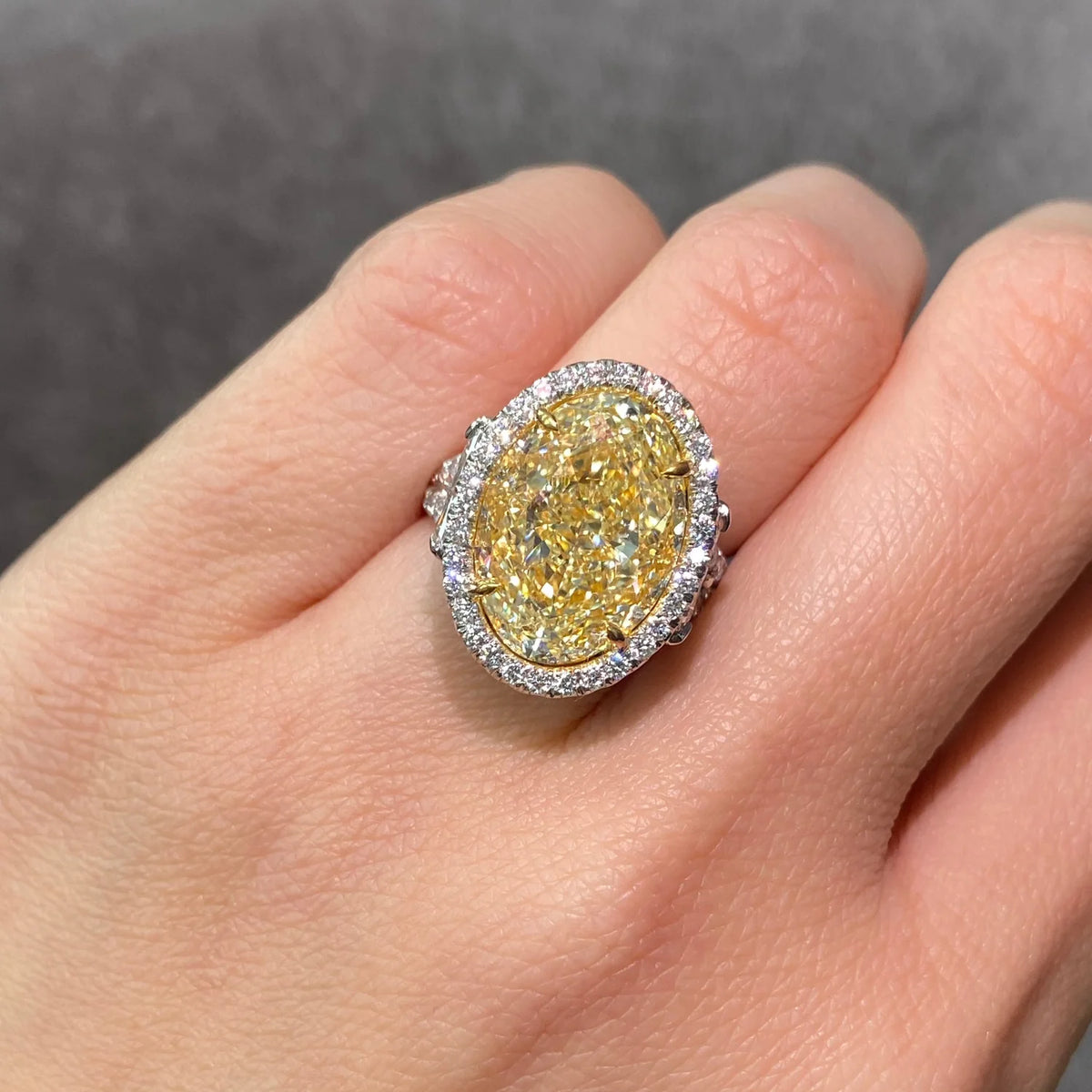 10.77ct Light Yellow Oval Diamond Ring VS2