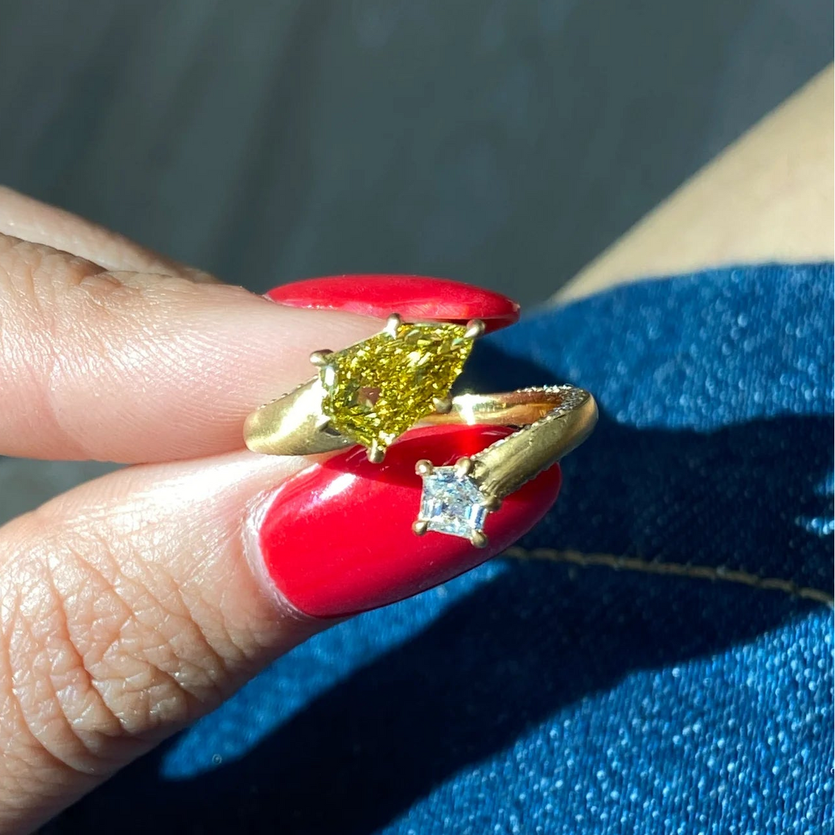 1.0.1ct Fancy Vivid Yellow Kite Diamond Spiral Ring