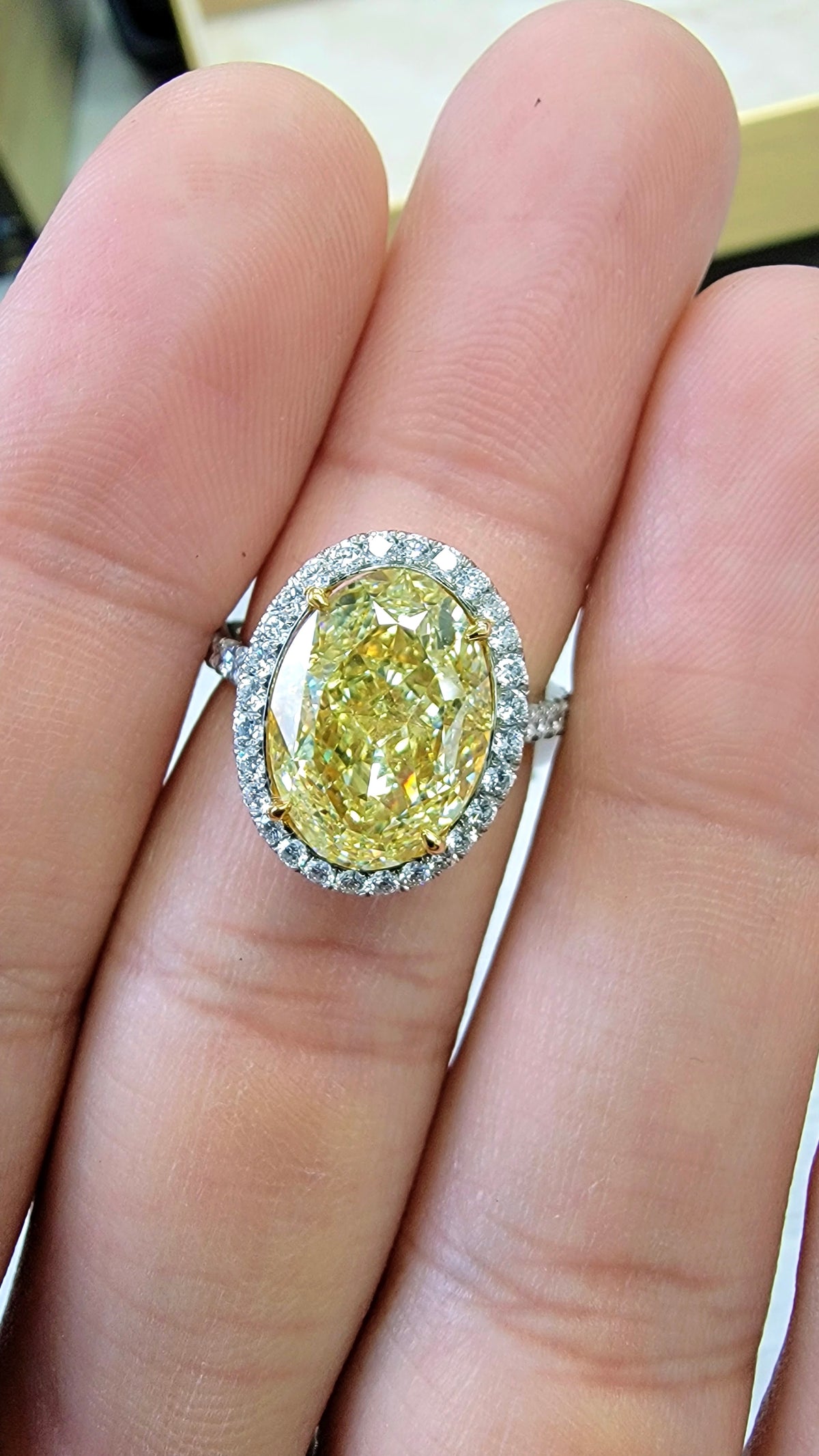 6.16ct Fancy Light Yellow Oval Diamond Ring VS1 GIA