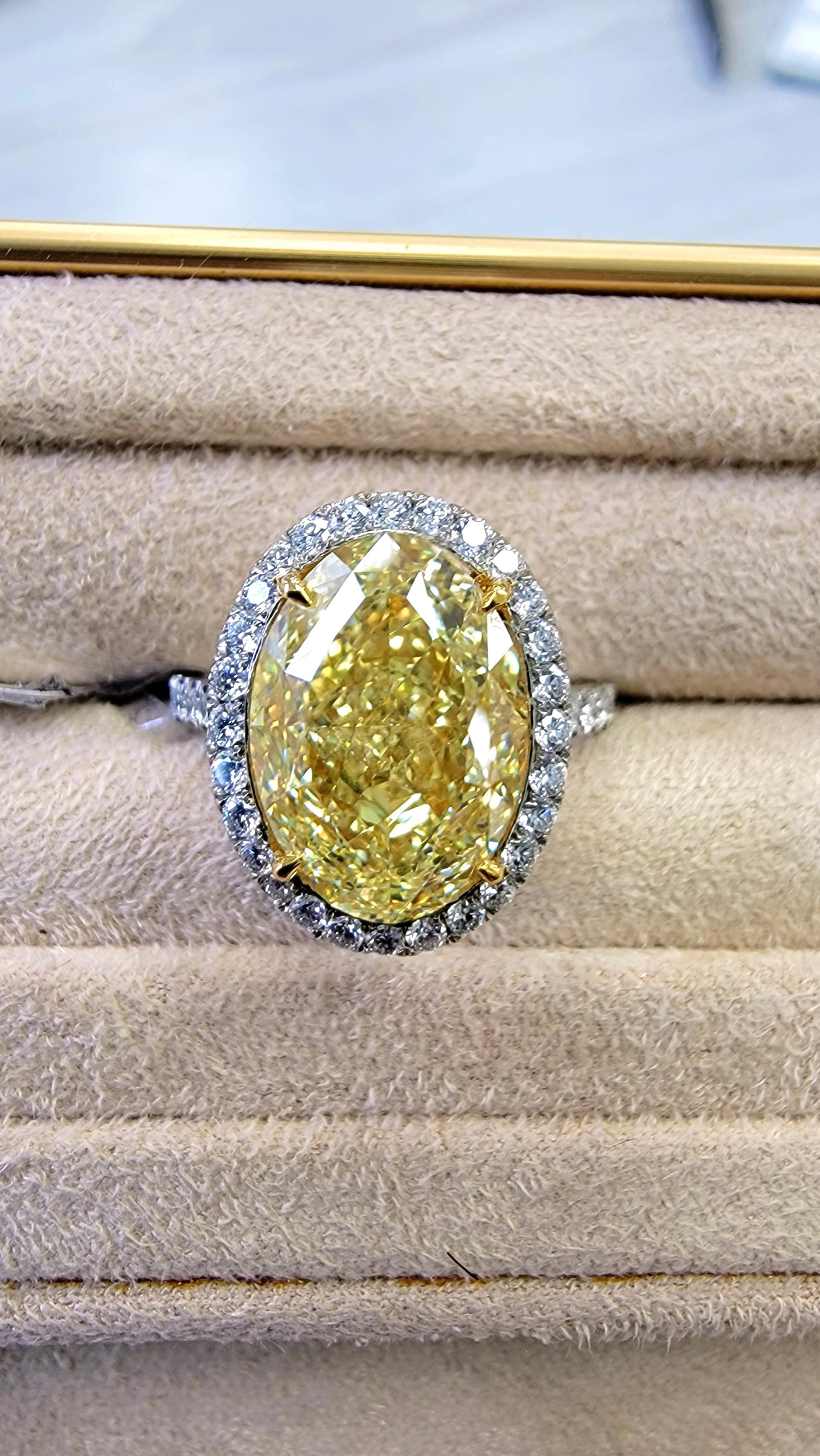 6.16ct Fancy Light Yellow Oval VS1 GIA