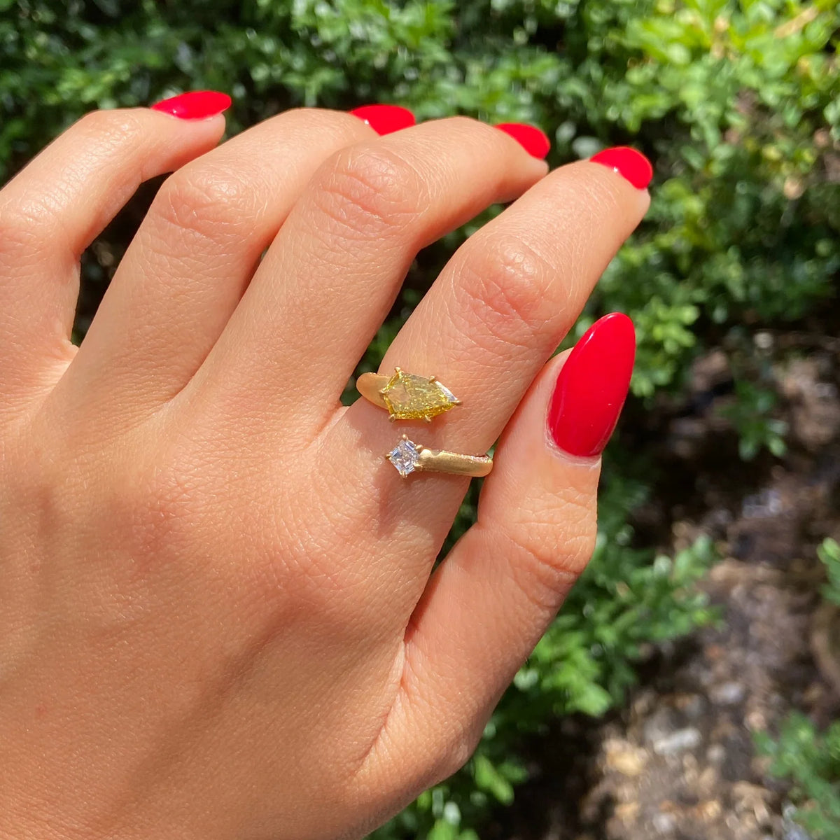 1.0.1ct Fancy Vivid Yellow Kite Diamond Spiral Ring