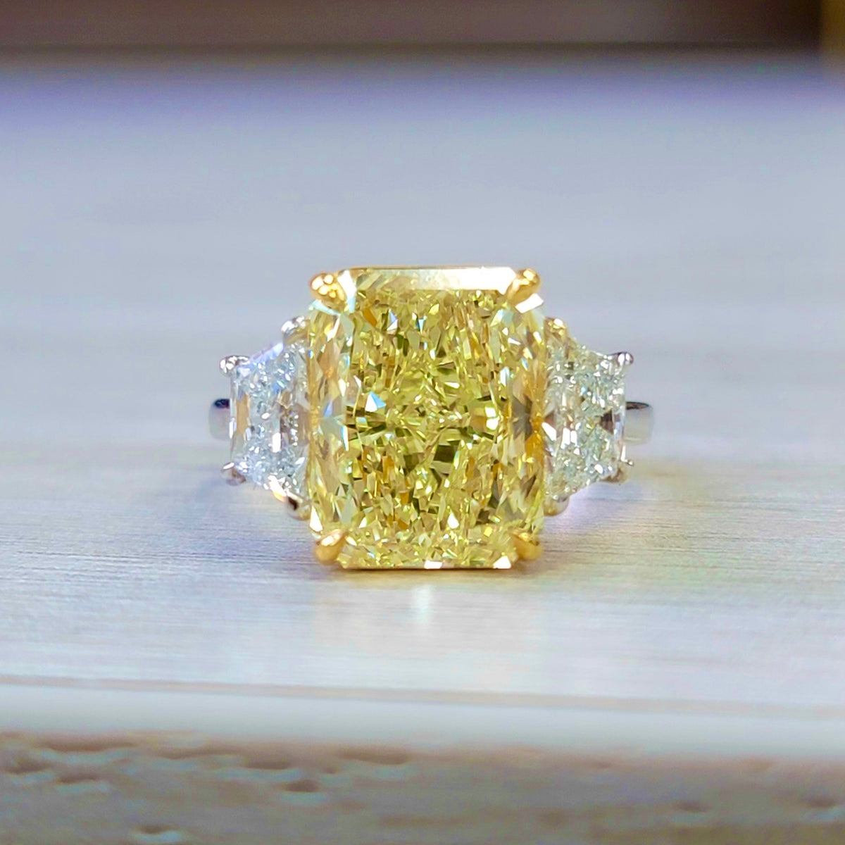 5.34ct Fancy Light Yellow Diamond Ring VS2 GIA