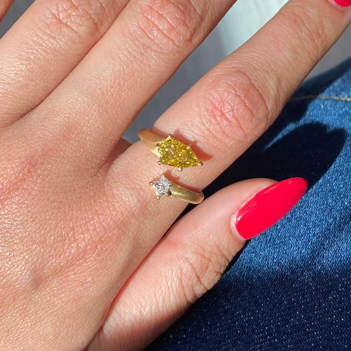 1.0.1ct Fancy Vivid Yellow Kite Diamond Spiral Ring