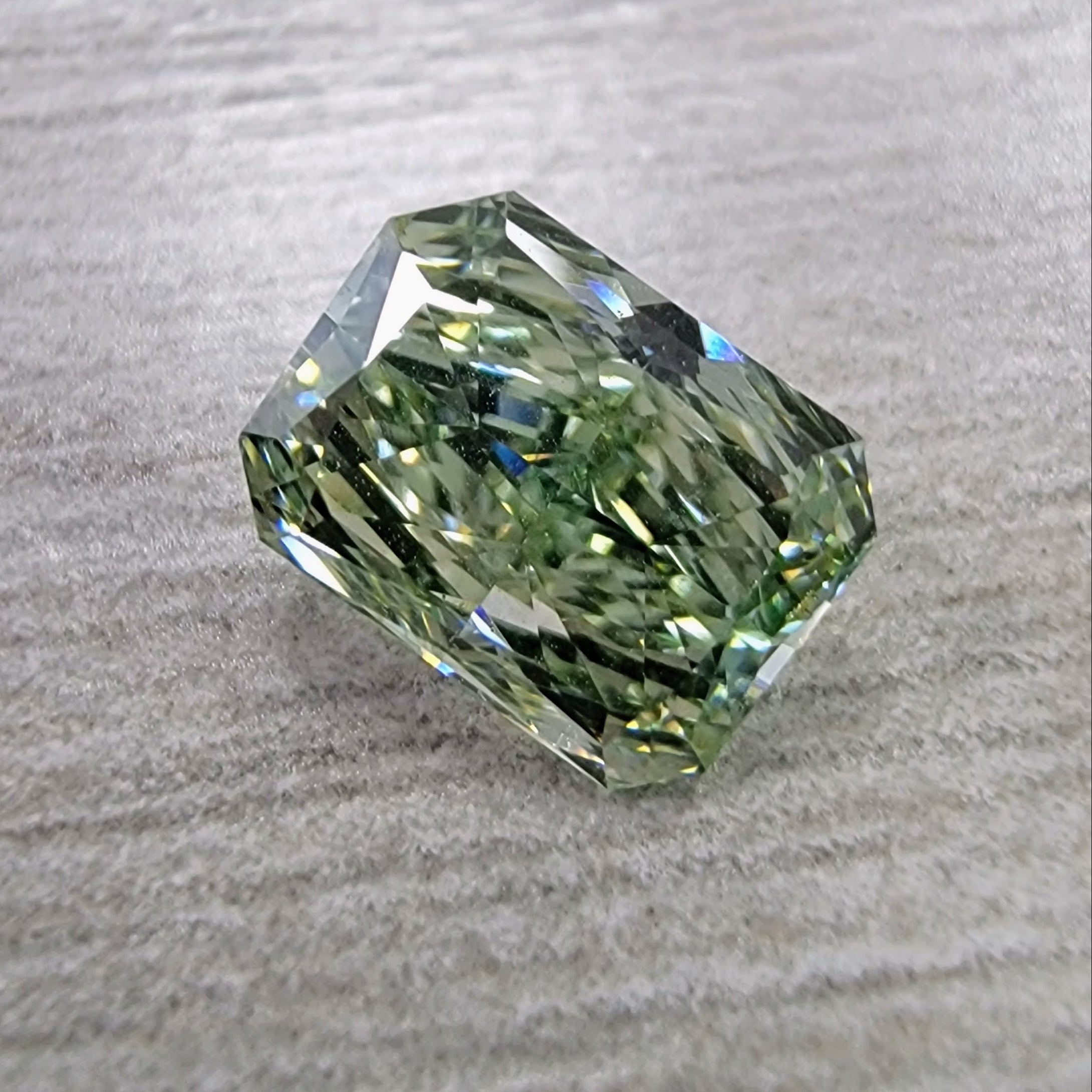 0.48 Ct AIG Certified Fancy Greenish Yellow Oval (4.96 x