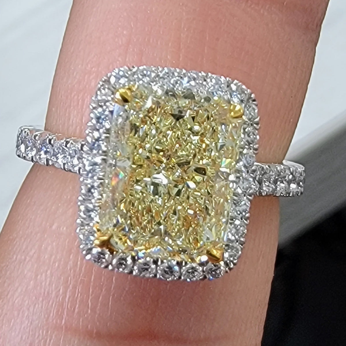 3.01ct Light Yellow Elongated Radiant Diamond Ring VS1 GIA