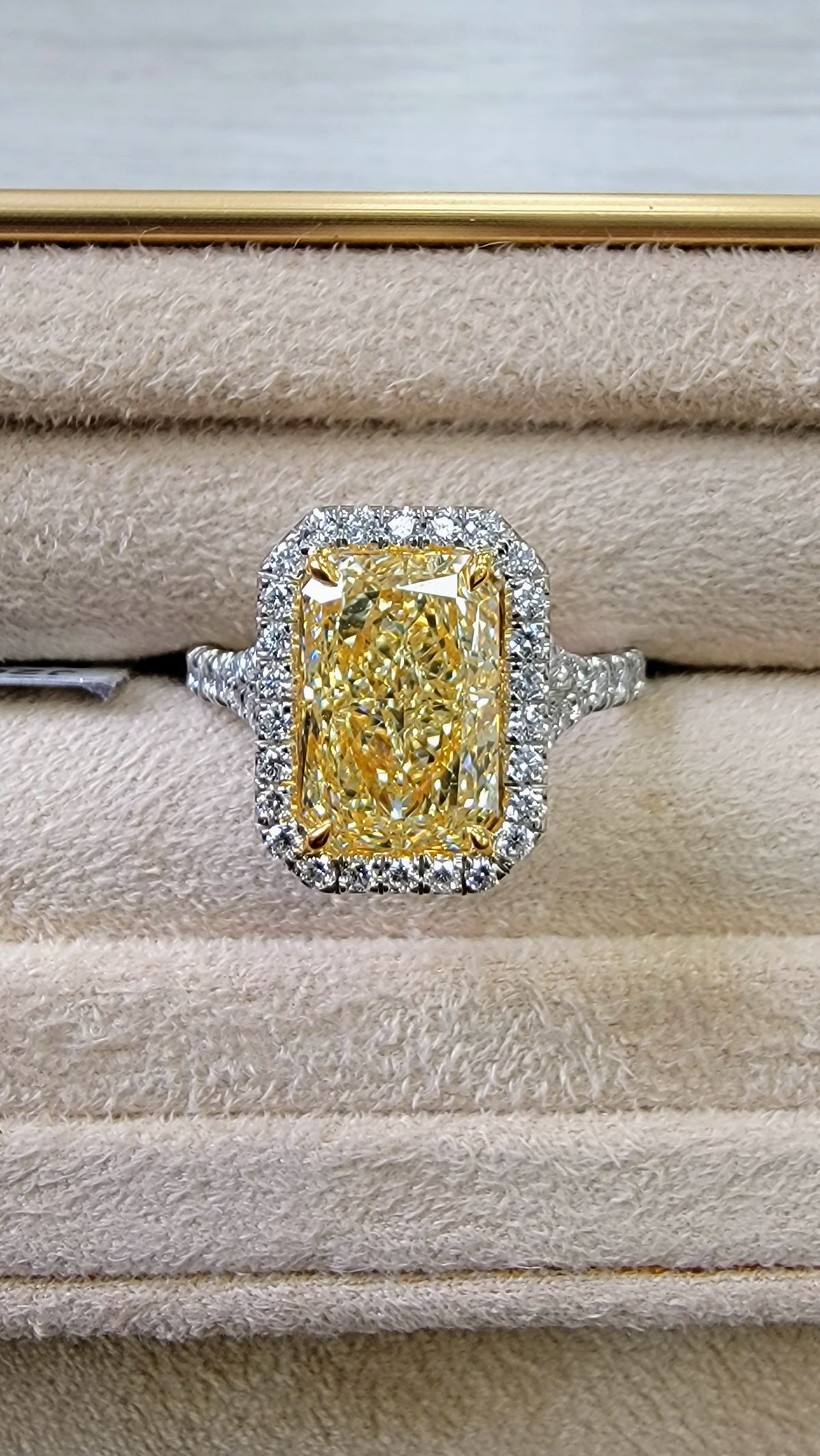 3.00ct Light Yellow Elongated Radiant Diamond Ring VVS1 GIA