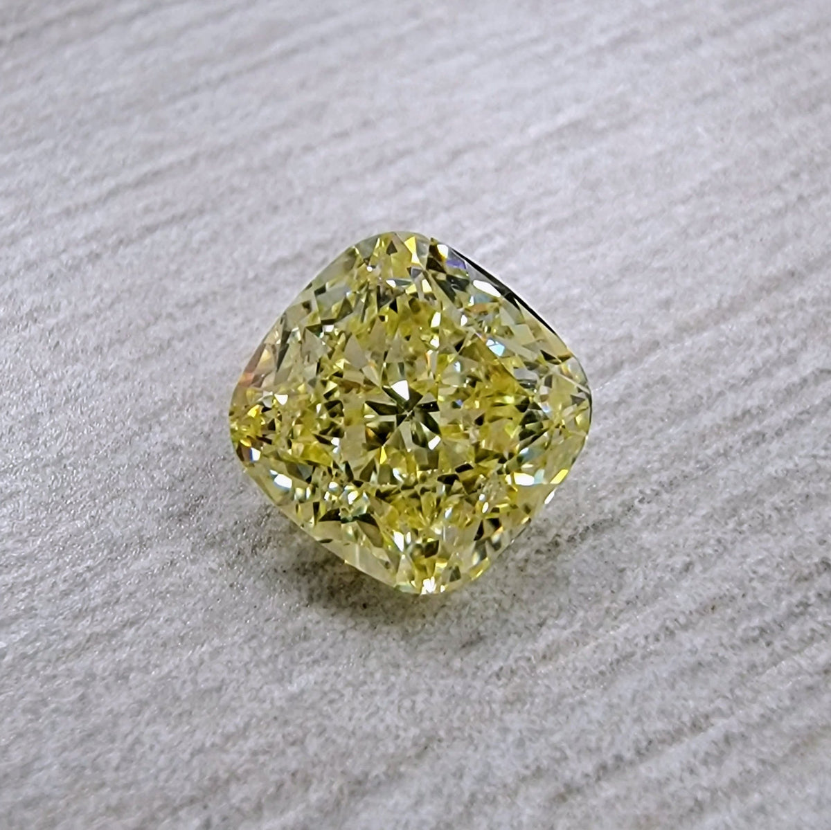 0.90ct Fancy Light Yellow Cushion Diamond SI1 GIA