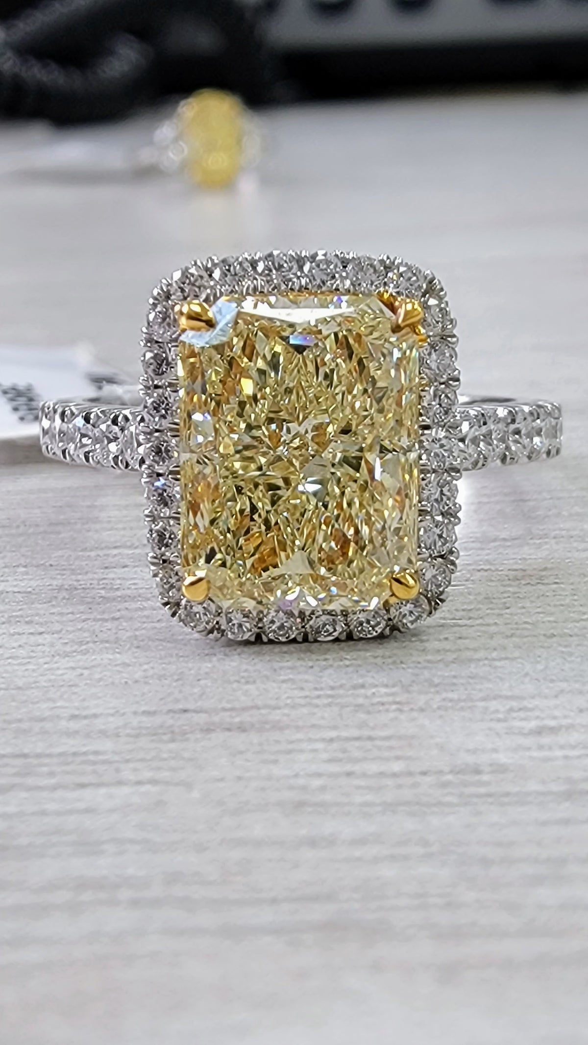 3.01ct Light Yellow Elongated Radiant Diamond Ring VS1 GIA