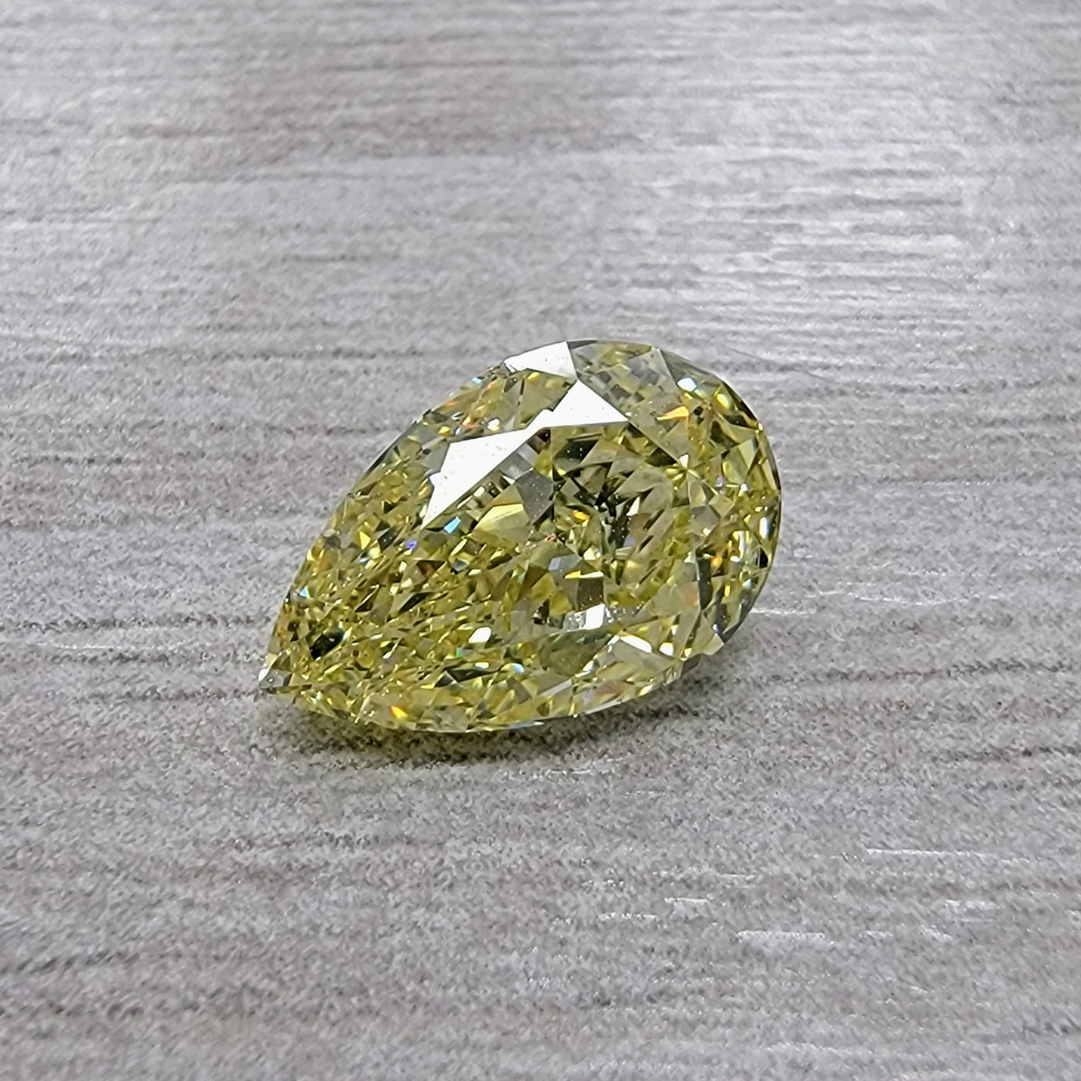 2.51ct Fancy Light Yellow Pear Diond VVS2 GIA