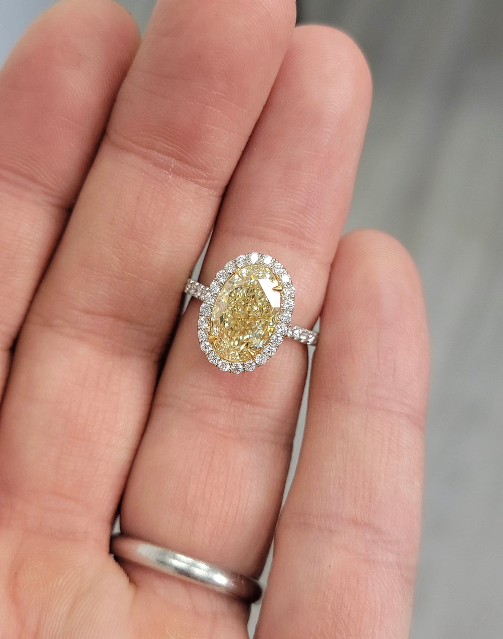 4.02ct Light Yellow Oval Diamond Ring VS2 GIA