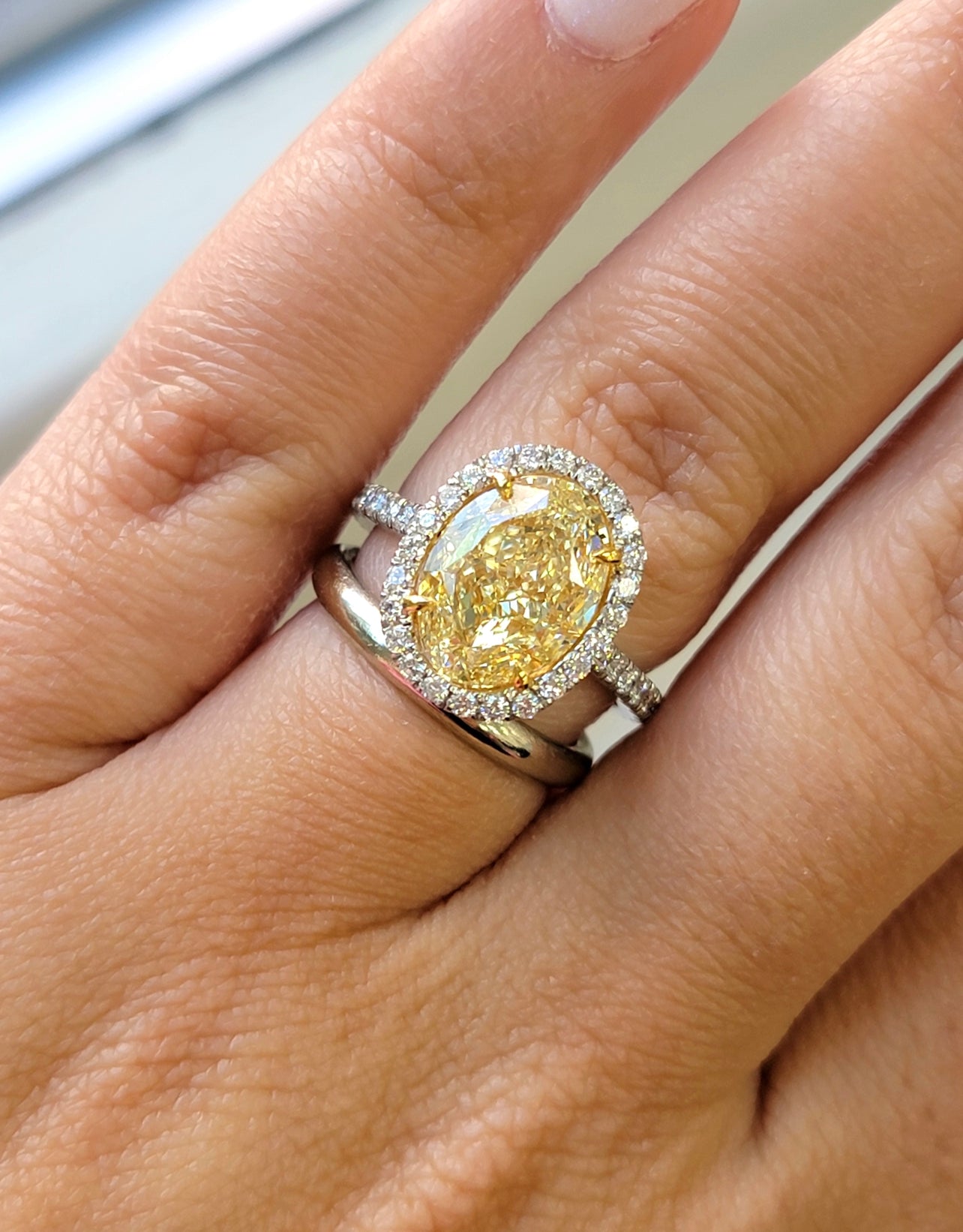 5.03ct Light Yellow Oval VS1 GIA Ring